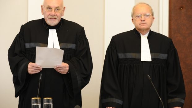 Předseda Ústavního soudu Pavel Rychetský (vlevo) a soudce zpravodaj Jiří Nykodým  při vyhlášení verdiktu
