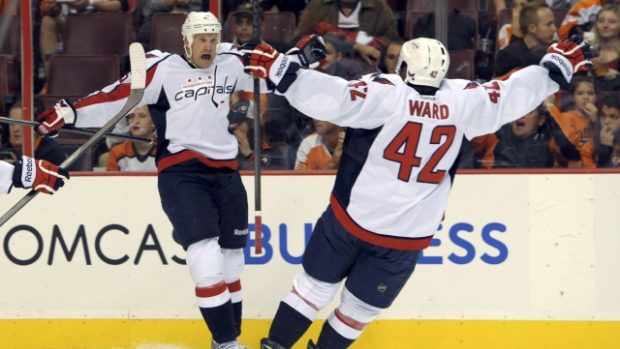 Hráči Washingtonu oslavovali vstřelený gól na ledě Flyers sedmkrát