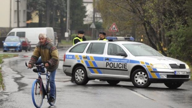 Kriminalisté pokračují v prohledávání místa činu v Raškovicích na Frýdecko-Místecku, kde útočník zastřelil dva lidi a jednu ženu vážně zranil