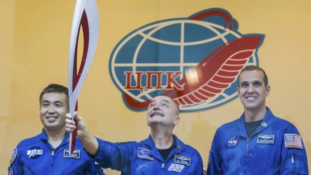 Posádka lodi Sojuz s olympijskou pochodní