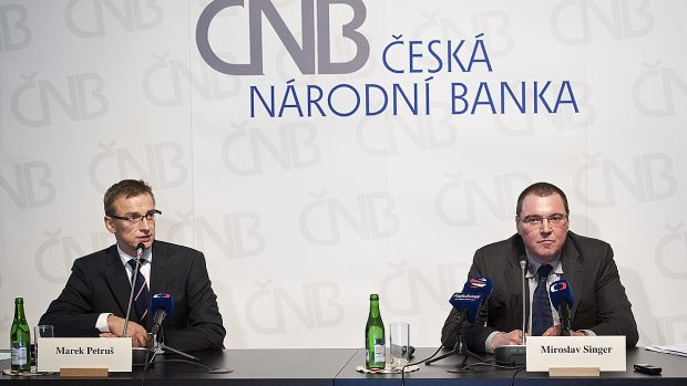 Tisková konference ČNB - České národní banky, Marek Petruš a Miroslav Singer (vpravo)