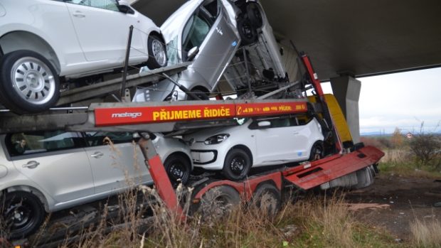 Při nárazu do mostního pilíře na silnici I/7 poblíž Tuřan na Kladensku zemřel ráno řidič kamionu