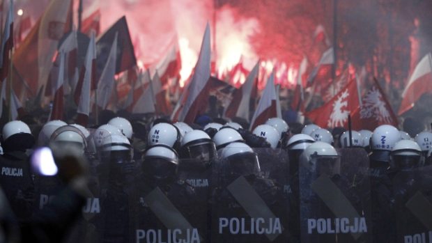 Oslavy státního svátku Nezávislosti doprovázejí v centru Varšavy nepokoje