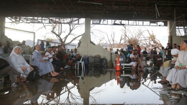 Tacloban, Filipíny. Lidé, kteří přežili úder ničivého tajfunu Haiyan