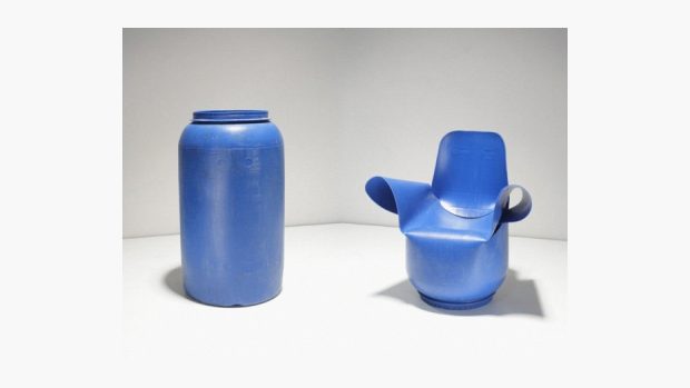 Dílo polského umělce Roberta Pludry - z plastového sudu vyrobil designový nábytek