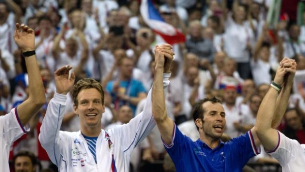 Radek Štěpánek (vpravo) s Tomášem Berdychem po finále Davisova poháru