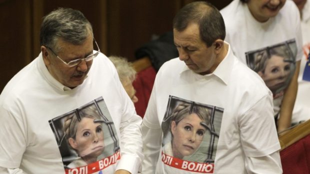Ukrajinští opoziční poslanci během projednávání zákona, který má umožnit léčbu J. Tymošenkové v cizině