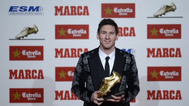 Argentinec Lionel Messi se Zlatou kopačkou pro nejlepšího střelce evropských fotbalových soutěží