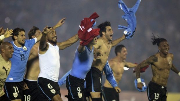 Hráči Uruguaye slaví postup na MS 2014.JPG