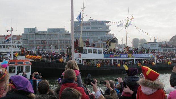 Mikulášova loď přijíždí do přístavu, přivítat ho přišly tisíce dětí se svými rodiči