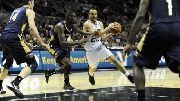 Manu Ginobili (v bílém) pomohl k jedenácté výhře San Antonia v řadě 16 body