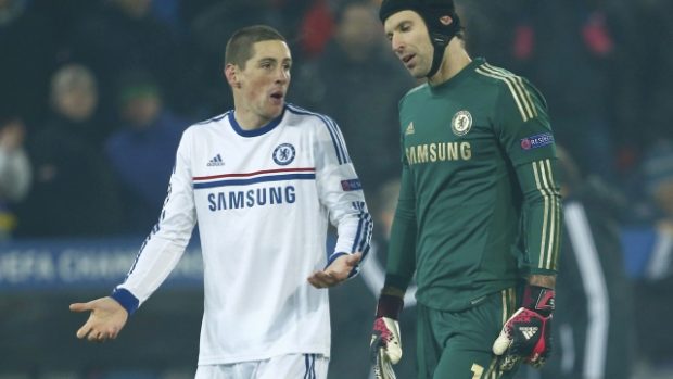 Brankář Petr Čech (vpravo) a útočník Fernando Torres s Chelsea v utkání Ligy mistrů v Basileji  neuspěli, tamnímu celku podlehli 1:0