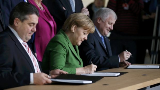 Lídři CDU, CSU a SPD Angela Merkelová, Horst Seehofer a Sigmar Gabriel podepsali dohodu umožňující vznik velké koalice