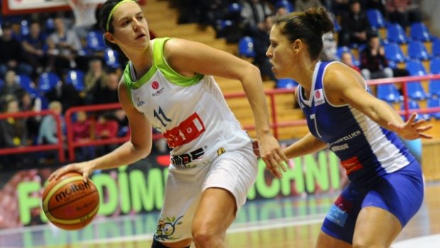 Utkání 4. kola Evropské ligy basketbalistek BK IMOS Brno - Montpellier hrané 27. listopadu v Brně. Zleva Ivana Jalčová z Brna a Ingrid Tanquerayová z Montpellieru.