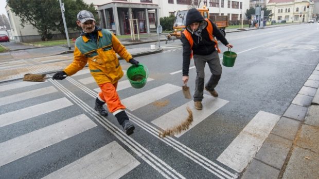 Pracovníci technických služeb ošetřují posypovým materiálem namrzlé chodníky a přechody v Hradci Králové