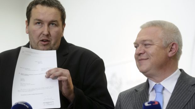 Jan Sobotka (vlevo) oznámi, že nepřijme mandát poslance.Vpravo je předseda poslaneckého klubu ANO Jaroslav Faltýnek