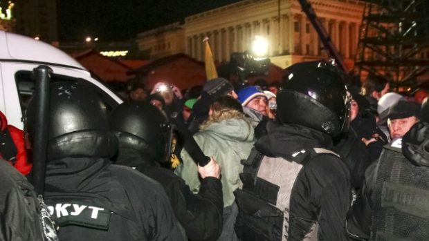 Ukrajinská policie tvrdě zasáhla proti demonstrantům