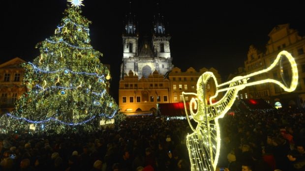 Vánoční strom a výzdoba trhů na Staroměstském náměstí letos evokuje téma času