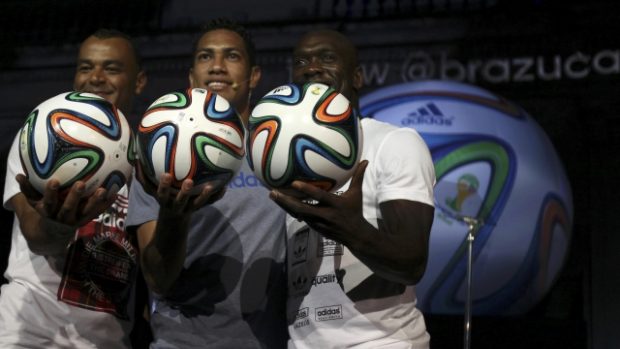 Nizozemský reprezentant Clarence Seedorf (vpravo) s Brazilci Hernanem a Cafú představují míč pro MS 2014
