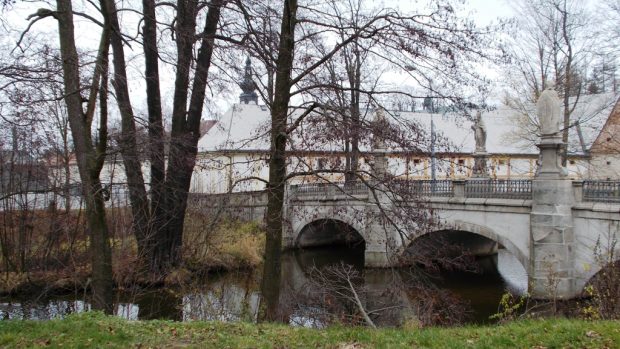 U historického mostu ve Žďáru chybí bezpečný přechod pro chodce