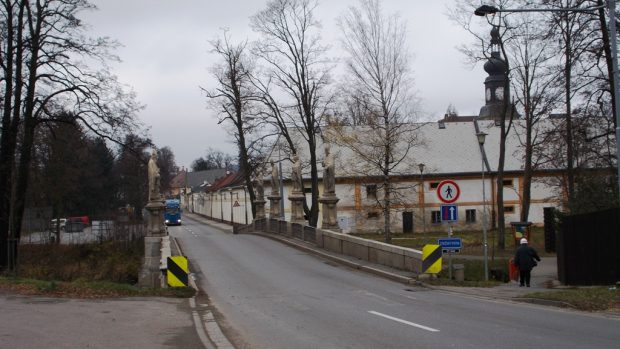 U historického mostu ve Žďáru chybí bezpečný přechod pro chodce