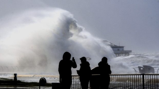 Lidé v britském Blackpoolu pozorují příbojové vlny