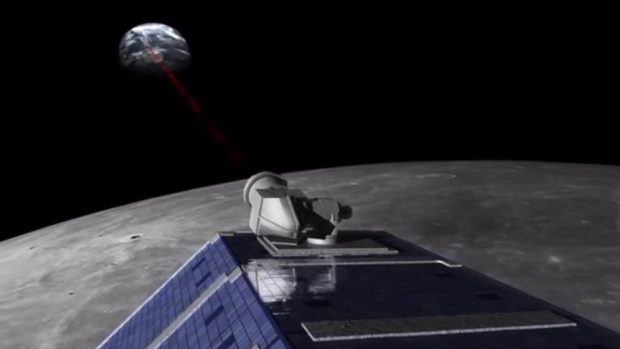 Americká sonda LADEE pozoruje Měsíc z jeho oběžné dráhy