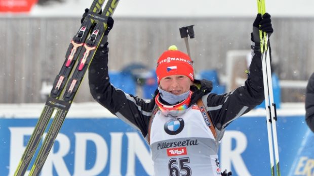 Veronika Vítková slaví druhé místo ze sprintu v rámci Světového poháru v rakouském Hochfilzenu