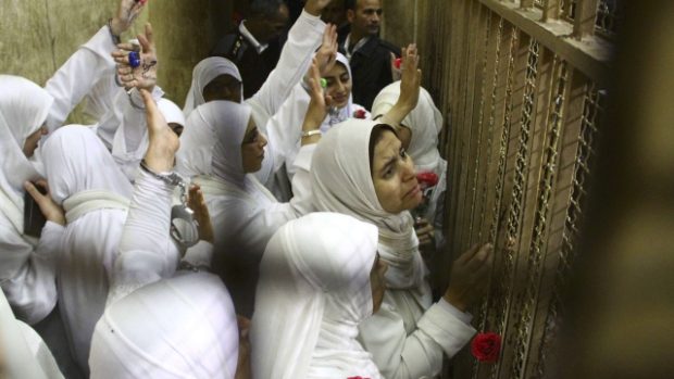Egyptský soud propustil ženy a dívky odsouzené na 11 let za účast na protivládní demonstraci