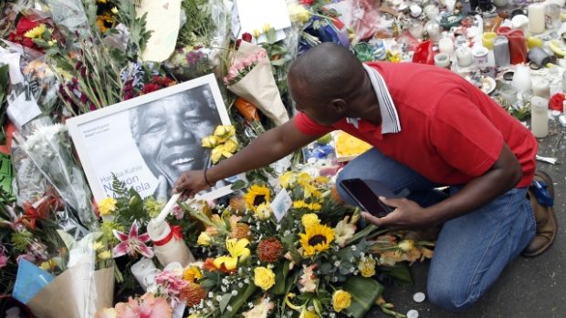 Lidé v Johannesburgu  se loučí s Nelsonem Mandelou