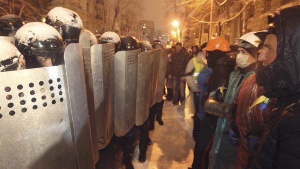 Policisté a protivládní demonstranti v Kyjevě