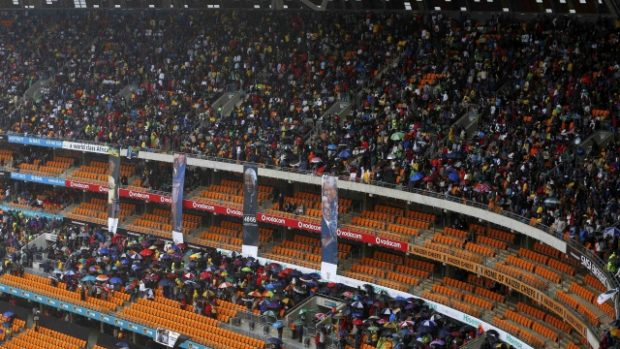 Národní fotbalový stadion v jihoafrickém Sowetu se zaplňuje lidmi, kteří se chtějí rozloučit s Nelsonem Mandelou