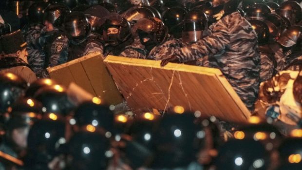 Kyjevští policisté likvidují barikády demonstrantů