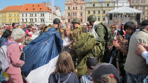 Parašutisté seskočili doprostřed náměstí