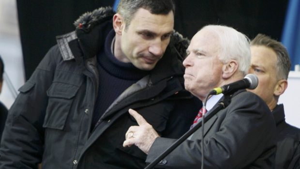 Americký senátor John McCain (vpravo) na proevropské demonstraci v Kyjevě. Vlevo opoziční politik a bývalý boxer Vitalij Kličko