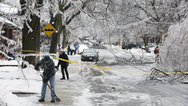 Lidé v Torontu odklízejí ze silnice spadané stromy
