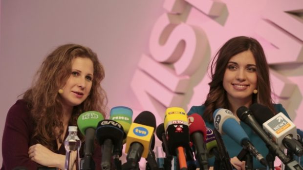 Marija Aljochinová (vlevo) a Naděžda Tolokonnikovová ze skupiny Pussy Riot na tiskové konferenci