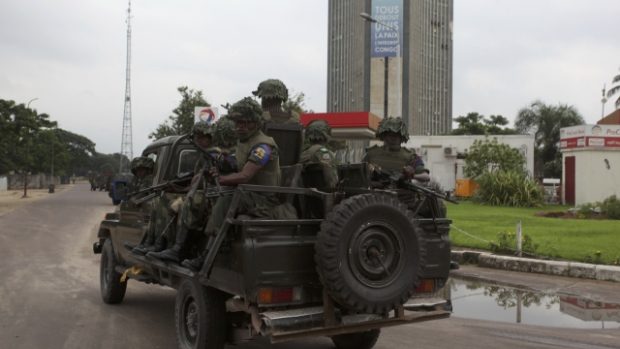 Konžští vojáci míří k budově televize