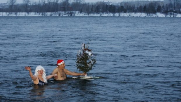 Lidé slaví nový rok otužováním v řece Jeniseji v Krasnojarsku