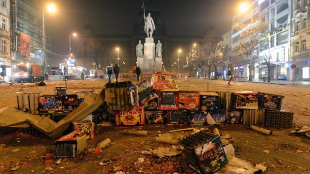 Úklid po silvestrovských oslavách 1. ledna na Václavském náměstí v Praze
