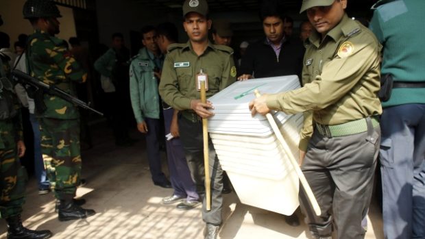 Bangladéšští vojáci střežící hlasovací urny