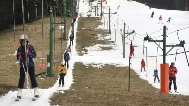 Areál Ski Mezivodí. Podmínky v lyžařských areálech v Beskydech nejsou dobré. Kvůli teplému počasí je málo sněhu a teploty neumožňují ani zasněžování