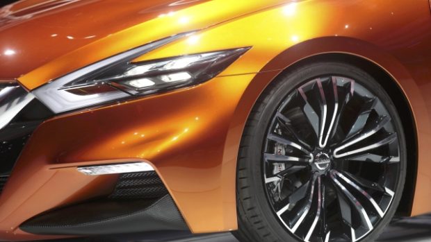 Pohled na kolo automobilu Nissan Sport Sedan vystaveného na autosalonu v americkém Detroitu