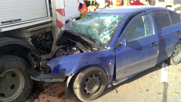 Nehoda na Frýdlantsku. V úterý 14. ledna podlehl zraněním 38letý řidič octavie, který předešlého dne s autem čelně narazil do stojícího nákladního vozu