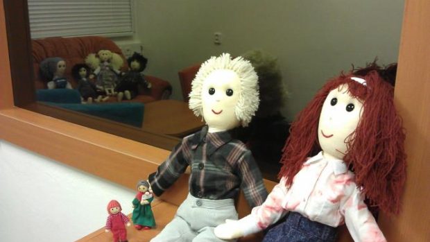 Speciální panenky Jája a Pája ve výslechové místnosti pro děti