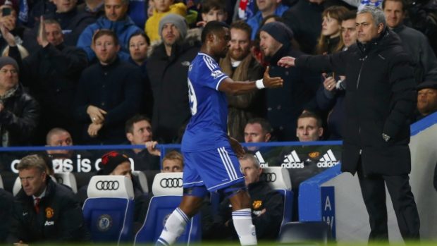 Střelec všech gólů Chelsea v zápase s United Samuel Eto&#039;o si po vystřídání plácá s koučem José Mourinhem