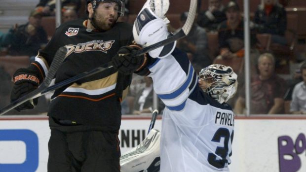 Ondřej Pavelec vychytal noční výhru Winnipegu. Nepřekonal ho ani Patrick Maroon.JPG