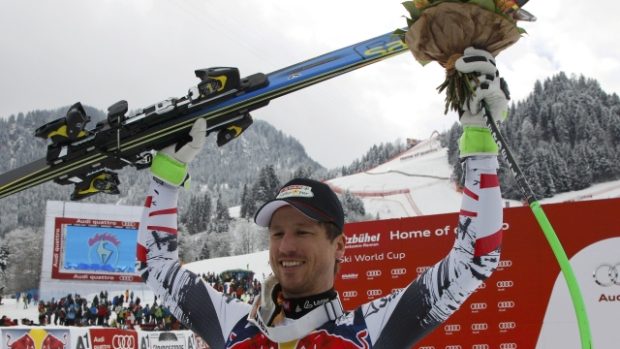 Rakušan Hannes Reichelt se raduje po vítězství ve sjezdu na Hahnenkammu. Závodu přihlížel například i Arnold Schwarzeneger