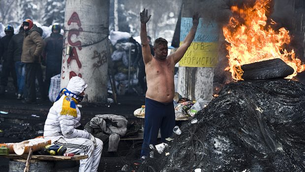 Demonstranti v Kyjevě se opevňují poblíž vlády a připravují protivládní demostraci