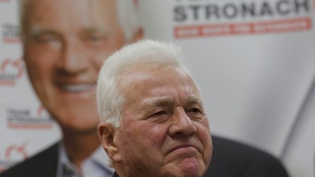 Rakouský miliardář Frank Stronach na tiskové konferenci, kde oznámil, že se vzdává poslaneckého mandátu